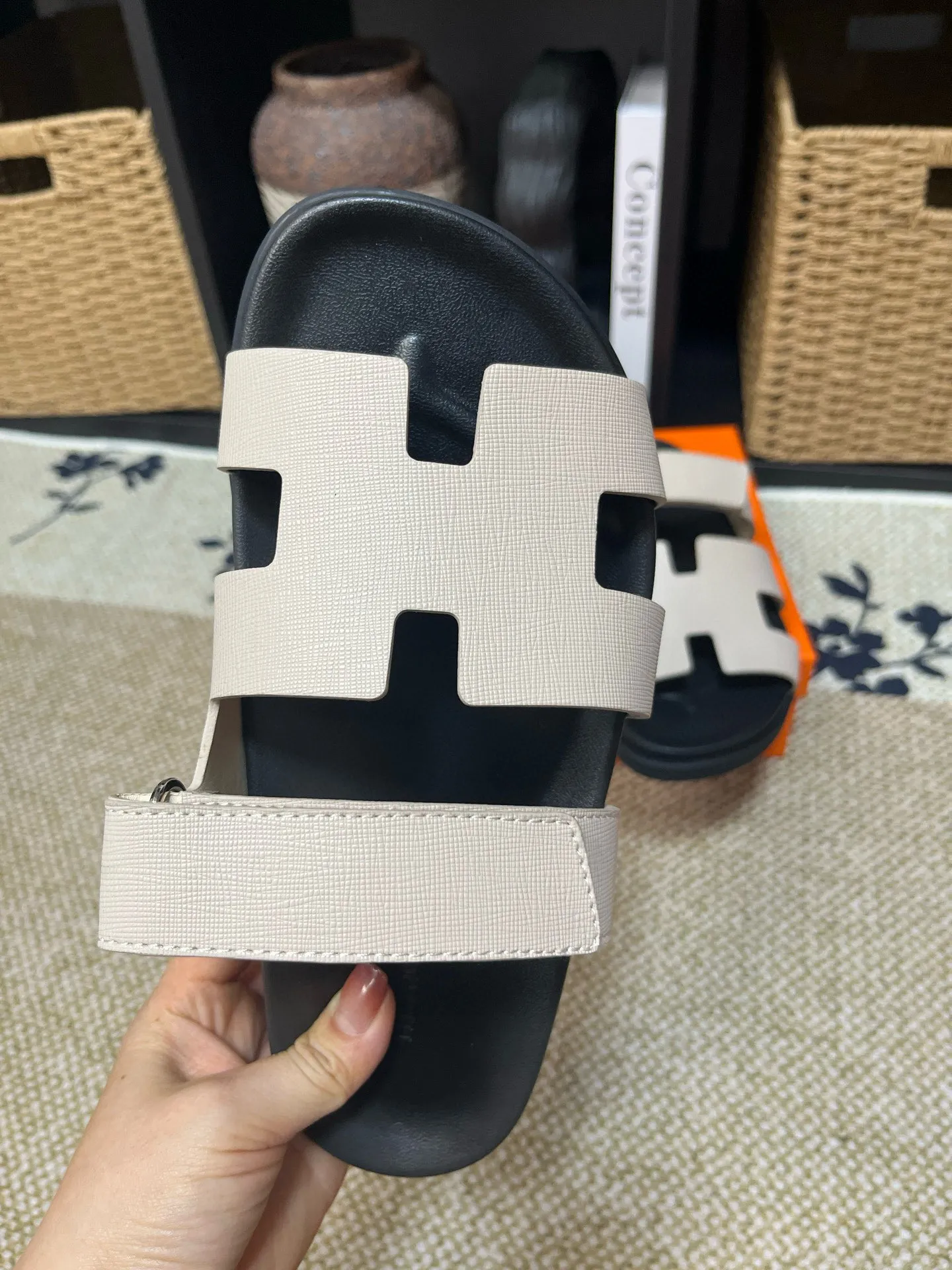 P300 Long-term stock Hermes men’s Kazimir slippers for couples - top quality woven calfskin functional sandals with intertwined uppers inspired by the “H” iconic pattern to create a casual look, perfect for summer. Imported cowhide + cowhide lining + TUP outsole Size: 35-46